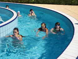 A P�nk�sdf�rd�i strandon Gyepes Lajos a R�mai SE vezet�je foglalkozott a gyerekekkel.