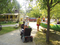 K�s�bb a mozg�skorl�tozott v�zi t�r�z�k is meg�rkeztek a poroszl�i kempingbe.