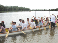 H�tv�g�re a sz�l�k csatlakoztak a t�borlak�khoz, egy�tt neveztek be a tiszaf�redi s�rk�nyhaj� bajnoks�gra...